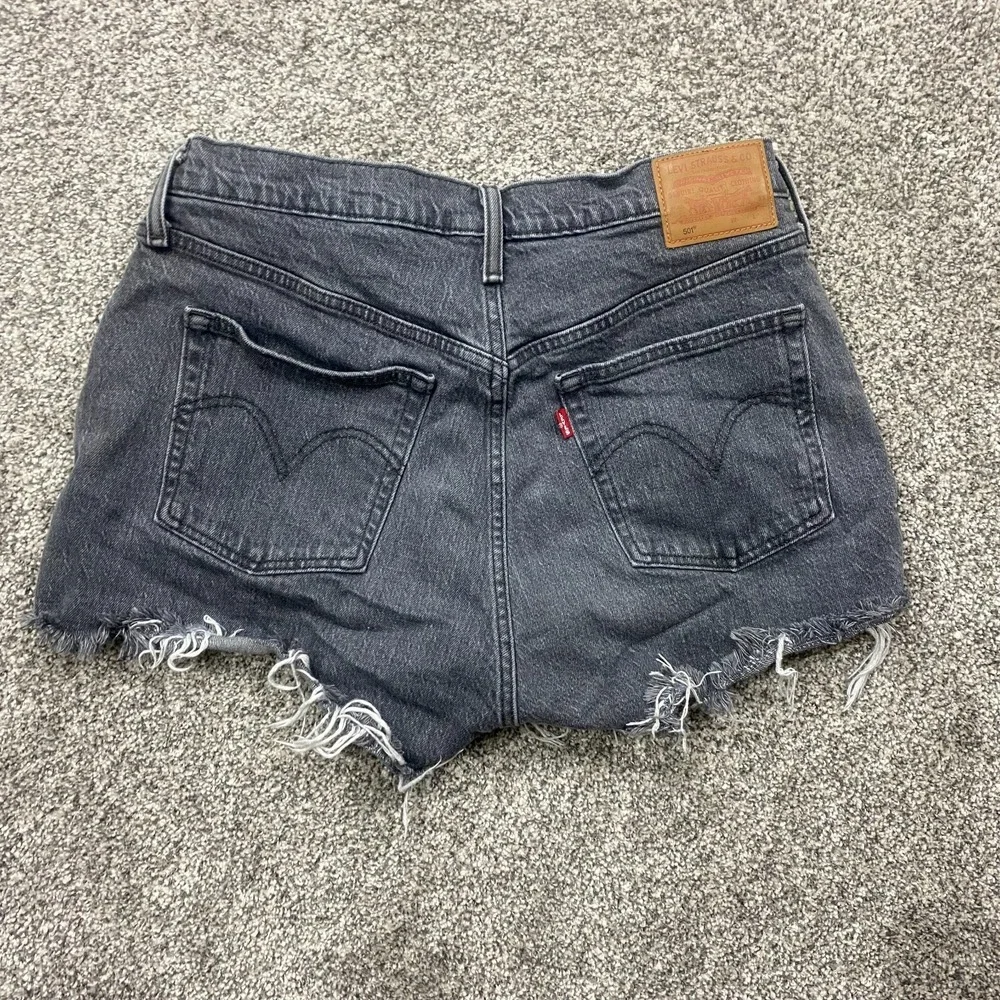 Levis Shorts Womens 31 denim jeans black button fly distressed frayed Cheeky's 2